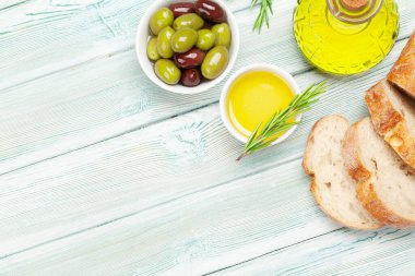 Olgun zeytin, zeytinyağı ve ciabatta ekmeği. Üst görünüm düzlüğü kopyalama alanı ile yatıyordu