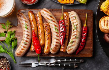 Baharat ve bitkilerle ızgara sosis ve sebze. Üst görünüm düzlüğü