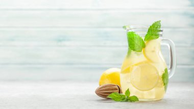 Limonlu sürahi ve ev yapımı limonata. Kopyalama alanı ile