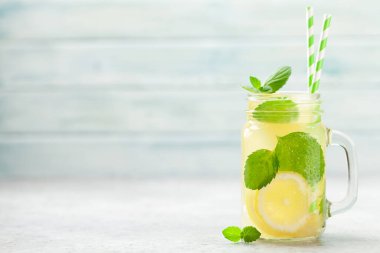 Limonlu mason kavanozu ve ev yapımı limonata. Kopyalama alanı ile