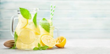 Limonlu mason kavanozu ve naneli ev yapımı limonata. Kopyalama alanı ile