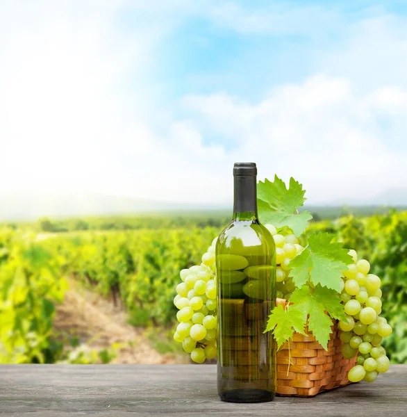 Raisins Blancs Dans Panier Bouteille Vin Blanc Sur Table Bois — Photo