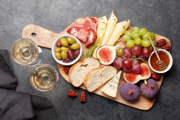 Antipastoteller Mit Schinken Käse Feigen Und Trauben Vorspeisenbrett Und Weißwein — Stockfoto