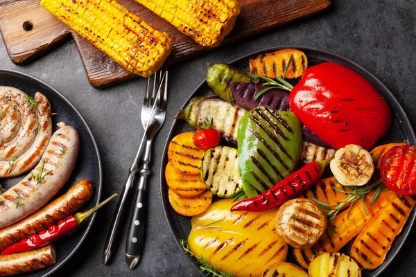 Gegrilde Worsten Groenten Met Specerijen Kruiden Bovenaanzicht Vlak Lay — Stockfoto