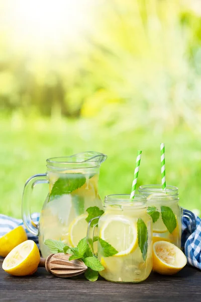 Einmachglas Und Krug Mit Zitrone Und Minze Hausgemachte Limonade Auf — Stockfoto