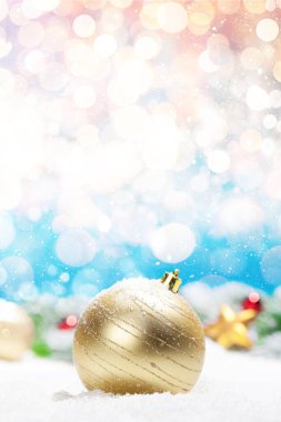 Karla süslenmiş Noel tebrik kartı arkaplanı bulanıklaştırılmış ve Xmas selamlamalarınız için alanı kopyalayın