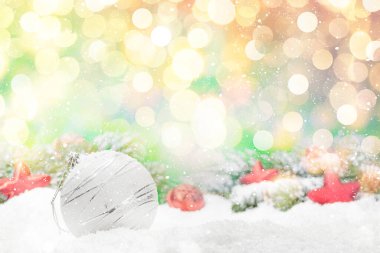 Karla süslenmiş Noel tebrik kartı arkaplanı bulanıklaştırılmış ve Xmas selamlamalarınız için alanı kopyalayın