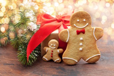 Noel tebrik kartı, köknar ağacı, zencefilli kurabiye ve xmas hediye paketi.