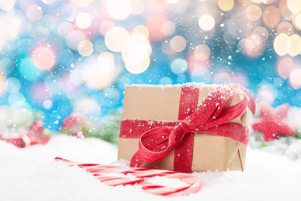 Tarjeta Felicitación Navidad Con Caja Regalo Nieve Sobre Fondo Borroso —  Fotos de Stock