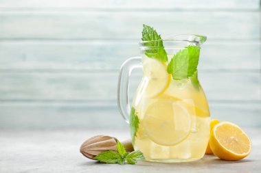 Limonlu sürahi ve ev yapımı limonata. Kopyalama alanı ile