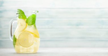 Limonlu sürahi ve ev yapımı limonata. Kopyalama alanı ile