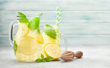 Limonlu mason kavanozu ve naneli ev yapımı limonata. Kopyalama alanı ile
