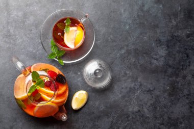 Limonlu, böğürtlenli ve naneli geleneksel meyve çayı. Üst görünüm düzlüğü kopyalama alanı ile yatıyordu