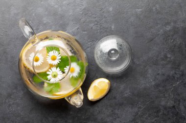 Limonlu, papatya çiçekli ve naneli geleneksel bitki çayı. Üst görünüm düzlüğü kopyalama alanı ile yatıyordu