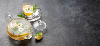 Limonlu, papatya çiçekli ve naneli geleneksel bitki çayı. Kopyalama alanı ile göster