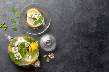 Limonlu, papatya çiçekli ve naneli geleneksel bitki çayı. Üst görünüm düzlüğü kopyalama alanı ile yatıyordu