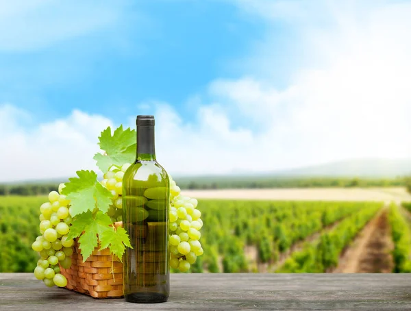 Raisins Blancs Dans Panier Bouteille Vin Blanc Sur Table Bois — Photo