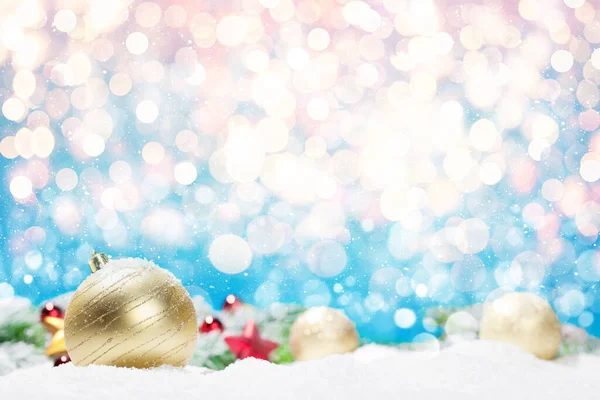 Karla Süslenmiş Noel Tebrik Kartı Arkaplanı Bulanıklaştırılmış Xmas Selamlamalarınız Için — Stok fotoğraf