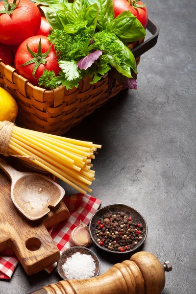 Přísady Italské Kuchyně Rajčata Těstoviny Bylinky Koření Mezerou Pro Kopírování — Stock fotografie
