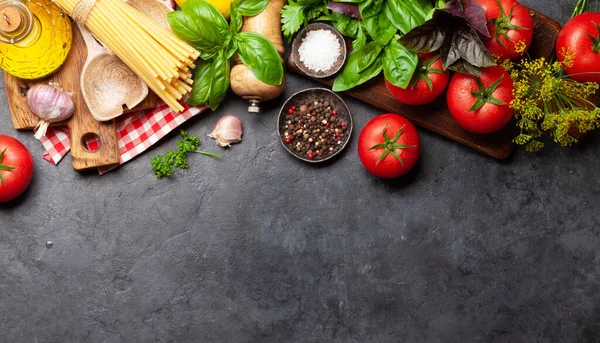 Italienska Köket Ingredienser Trädgårdstomater Pasta Örter Och Kryddor Ovanifrån Med — Stockfoto