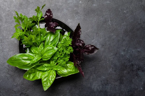 Diverses Herbes Jardin Dans Bol Sur Une Table Pierre Vue — Photo