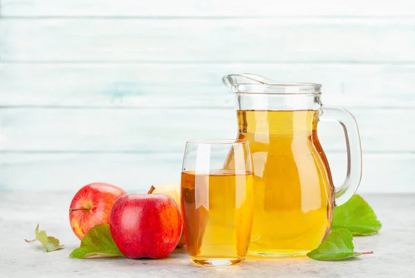Apfelsaft Krug Und Glas Und Reife Rote Apfelfrüchte Mit Kopierraum — Stockfoto
