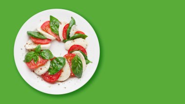 Caprese salatası. Mozzarella peyniri, domates ve fesleğen yaprağı. Üst görünüm düzlüğü kopyalama alanı ile yatıyordu