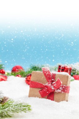 Karlı Noel tebrik kartı ve hediye paketi bulanık arkaplan ve yılbaşı kutlamalarınız için alanı kopyalayın