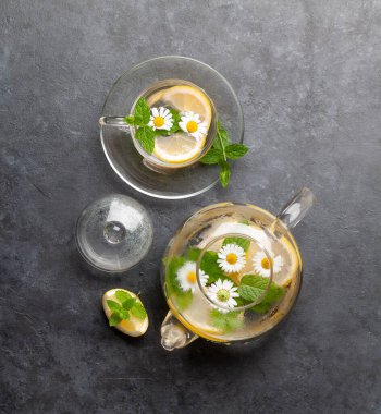 Limonlu, papatya çiçekli ve naneli geleneksel bitki çayı. Üst görünüm düzlüğü