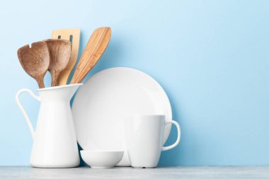 Fotokopi alanı olan mavi arkaplanın önündeki mutfak gereçleri