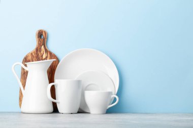 Fotokopi alanı olan mavi arkaplanın önündeki mutfak gereçleri