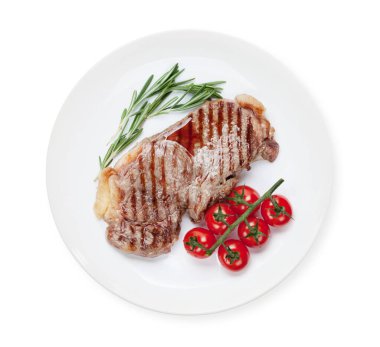 Biberiye ve kiraz domatesli sığır filetosu. Üst görünüm düz beyaz üzerinde izole yatıyordu