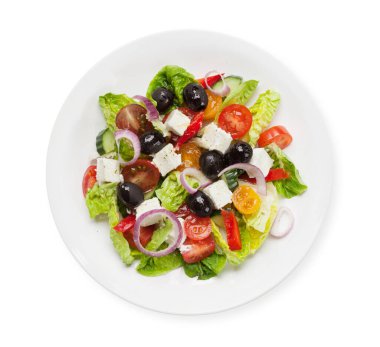 Salatalık, domates, biber, marul, soğan, peynir ve zeytinyağlı Yunan salatası. Üst görünüm düz beyaz üzerinde izole yatıyordu