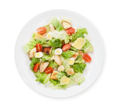 Tavuklu Sezar salatası. Üst görünüm düz beyaz üzerinde izole yatıyordu