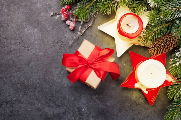 Noel tebrik kartı, köknar ağacı, hediye kutusu ve arka planda mumlar. En üstteki görünüm düzlüğü Xmas selamlamalarınız için kopyalama alanı ile yatar