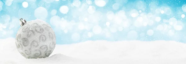 Biglietto Auguri Natalizio Con Decorazione Sulla Neve Sfondo Bokeh Sfocato — Foto Stock