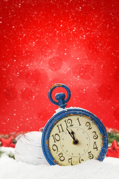 Natal Cartão Saudação Com Despertador Decoração Neve Sobre Fundo Bokeh — Fotografia de Stock