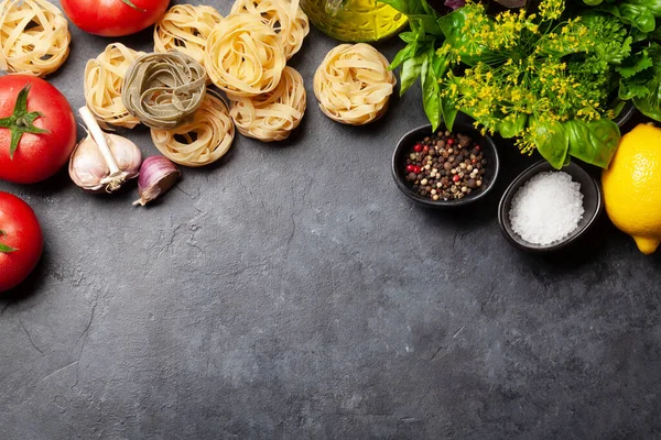 Ingrédients Cuisine Italienne Tomates Jardin Pâtes Herbes Épices Vue Supérieure — Photo