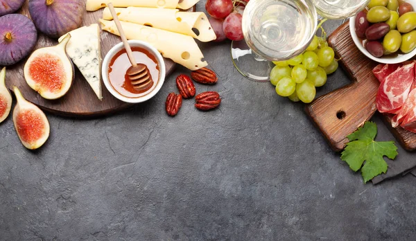 Piatto Antipasto Con Prosciutto Formaggio Fichi Uva Tavola Antipasto Vino — Foto Stock