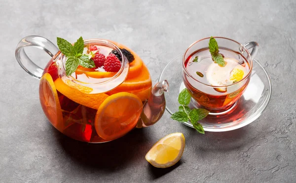 ティーポットやガラスの伝統的なフルーツティーにレモン ベリー ミント — ストック写真