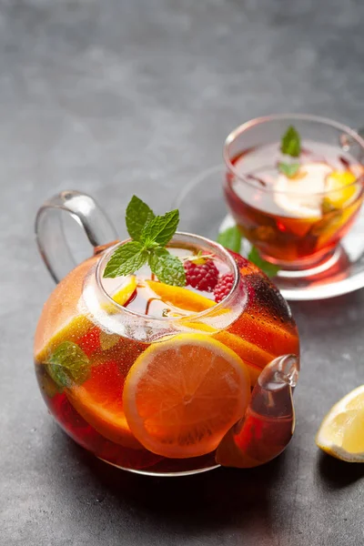 Παραδοσιακό Τσάι Φρούτων Τσαγιέρα Λεμόνι Μούρα Και Μέντα Προβολή Κενό — Φωτογραφία Αρχείου
