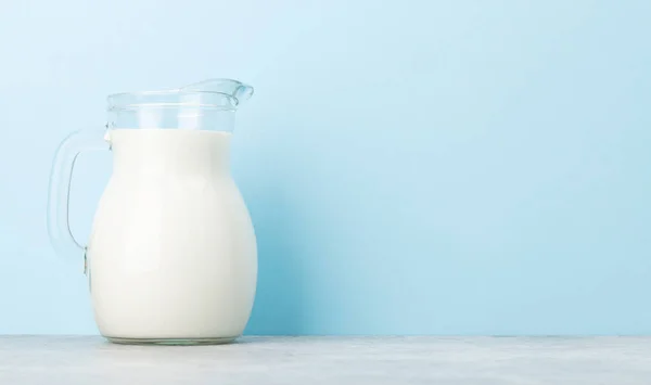 Leche Jarra Vidrio Delante Fondo Azul Con Espacio Para Copiar — Foto de Stock