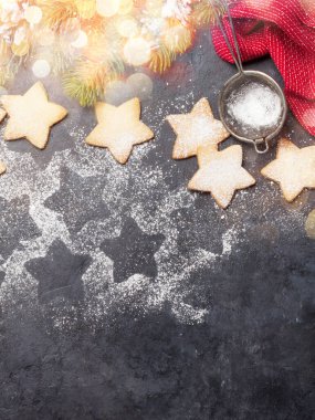 Noel tebrik kartı, köknar ağacı ve fonda zencefilli kurabiye. Üst görünüm düzlüğü Xmas selamlamalarınız için boşluk ile yatar