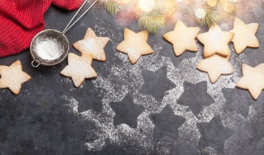 Noel tebrik kartı, köknar ağacı ve fonda zencefilli kurabiye. Üst görünüm düzlüğü Xmas selamlamalarınız için boşluk ile yatar