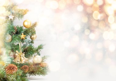 Noel tebrik kartı ile süslenmiş köknar ağacı ve yılbaşı kutlamalarınız için kopyalama alanı