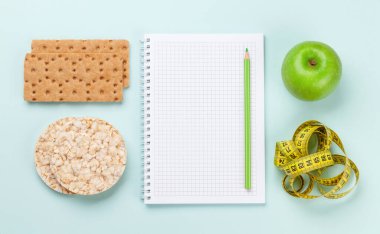 Sağlıklı yemek ve kilo kaybı konsepti. Üst görünüm düz konum Fitness veya diyet planı için boşluk