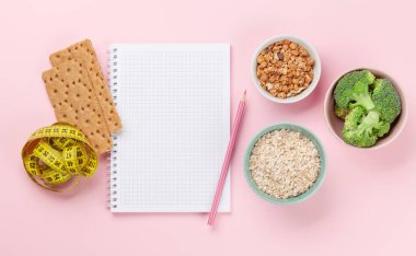 Sağlıklı yemek ve kilo kaybı konsepti. Üst görünüm düz konum Fitness veya diyet planı için boşluk