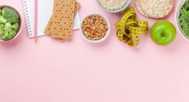 Sağlıklı yemek ve kilo kaybı konsepti. Zindelik veya diyet planınız için üst görünüm düz dizüstü bilgisayarı ile yatın