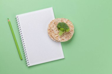 Sağlıklı yemek ve kilo kaybı konsepti. Zindelik veya diyet planınız için üst görünüm düz dizüstü bilgisayarı ile yatın