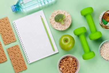 Sağlıklı yemek ve kilo kaybı konsepti. Zindelik veya diyet planınız için üst görünüm düz dizüstü bilgisayarı ile yatın